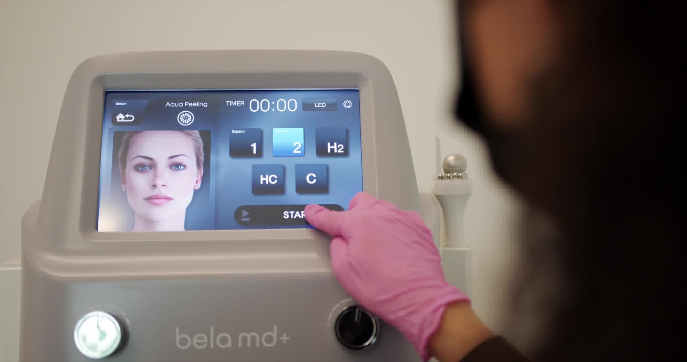 Équipement institut de beauté avec écran de contrôle pour piloter un soin esthétique professionnel