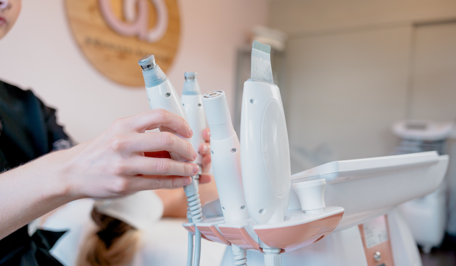 Machine body sculpt professionnel avec différentes pièces à main pour les soins esthétiques en institut